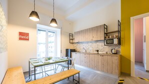 Une cuisine moderne avec des meubles en bois, un pare-feu en carrelage et un coin repas comprenant une banquette et des chaises.