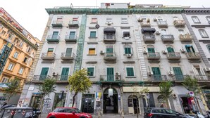 Un immeuble à plusieurs étages doté de balcons, d’une entrée au niveau du sol et d’une devanture visible.