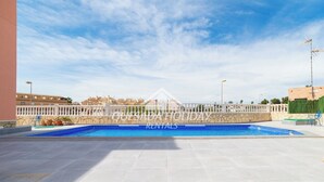 A rooftop swimming pool with a clear view of the cityscape in the background. - Villa La Zenia close to Beach, private pool, walking distance of Zenia Boulevard (Orihuela)