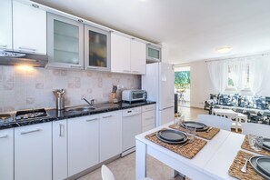 Fridge, oven, stovetop, dishwasher - Apartments P&S - SARA (Supetar)