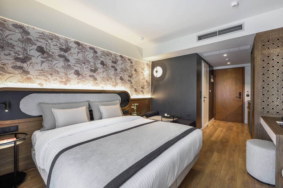 Deluxe Twin Room | In-room safe, desk, blackout curtains, soundproofing