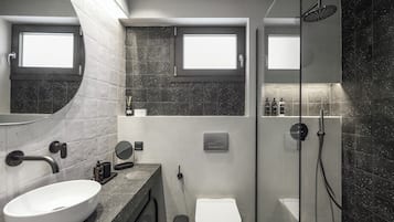 Kamar Twin Deluks | Kamar mandi | Shower, pengering rambut, sandal, dan handuk