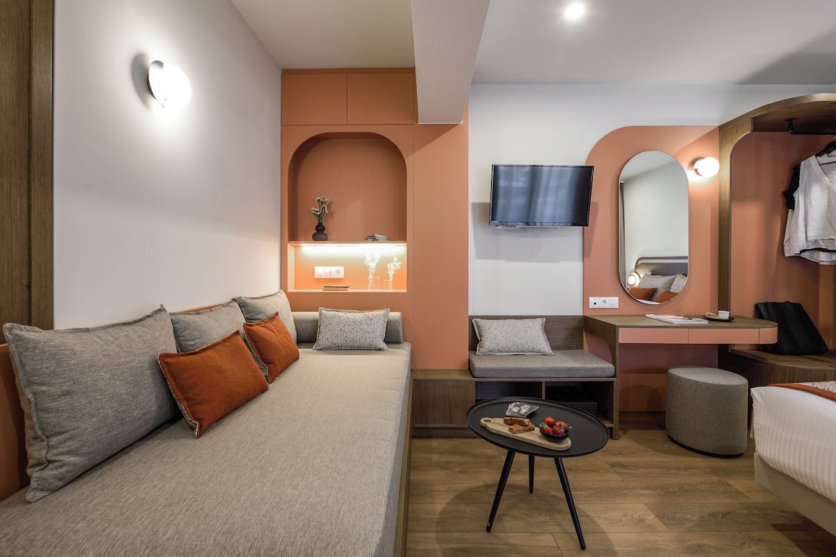 Tripla Deluxe, vista città | Una cassaforte in camera, una scrivania, tende oscuranti