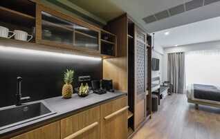 Caja de seguridad en la habitación, escritorio y cortinas blackout 