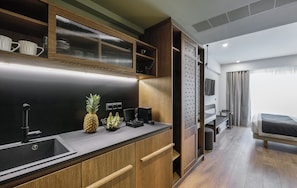 行政三人房, 城市景 | 房內夾萬、書桌、遮光窗簾/窗簾、隔音