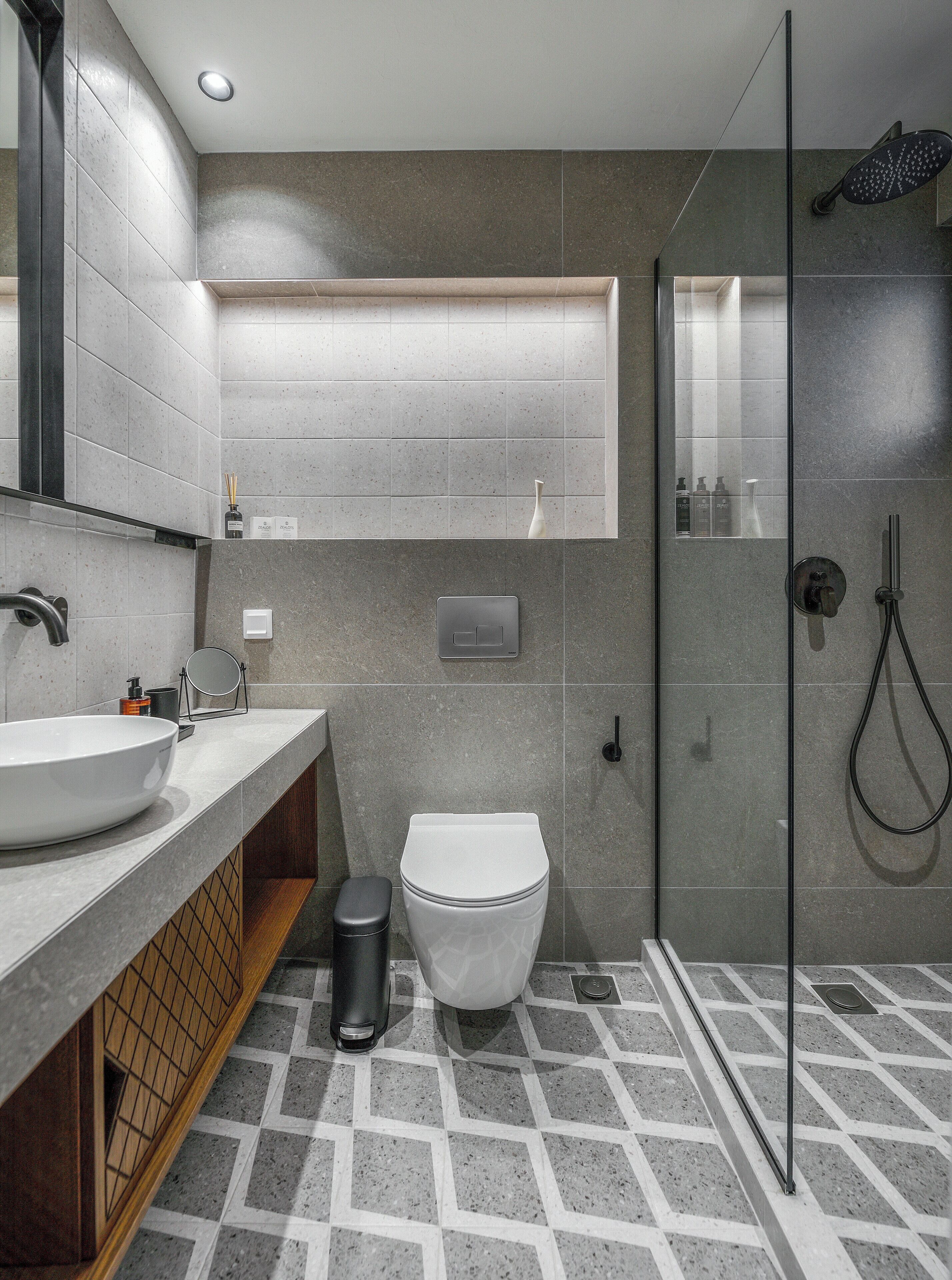 Un baño moderno con un lavamanos grande, inodoro y zona de ducha.