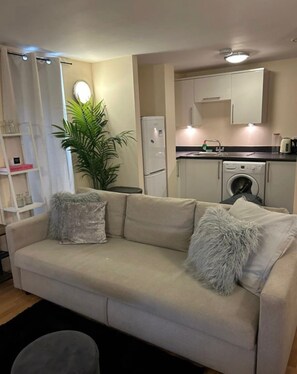 Interior - Bright Modern Luxury Three bedroom House in the Heart of Chatham (London)