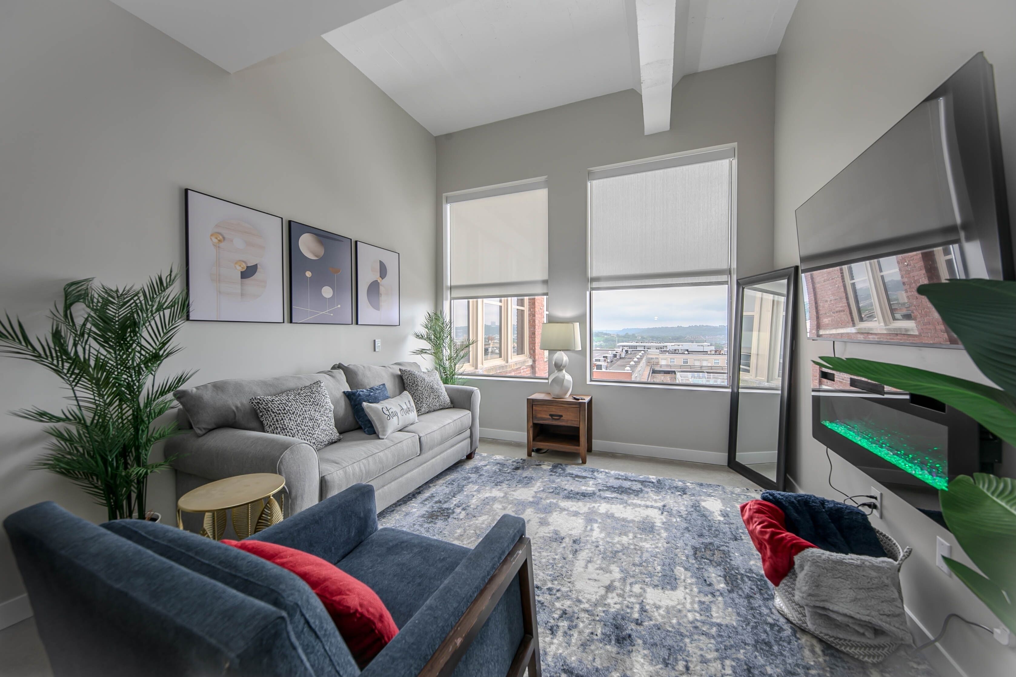 King Bed, Free Parking, Walk to Bengals, Red, Business District. Duke Conv Ctr