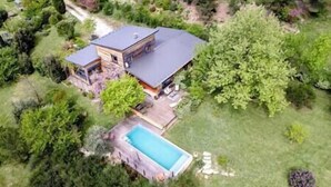 An aerial view of a house with a swimming pool, surrounded by greenery. - Pomerolle - Saoû - 4 pers (Saou)