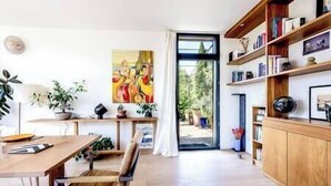 A modern living room with a wooden dining table, a bench, and a bookshelf. - Pomerolle - Saoû - 4 pers (Saou)