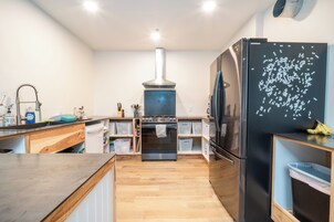 Refrigerador con freezer, microondas, horno, utensilios de cocina