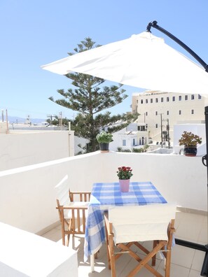 Outdoor dining - Valentina Central Studio (Naxos)