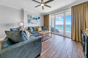 Leilighet, flere senger (Ocean Reef 1204) | Oppholdsområde | TV