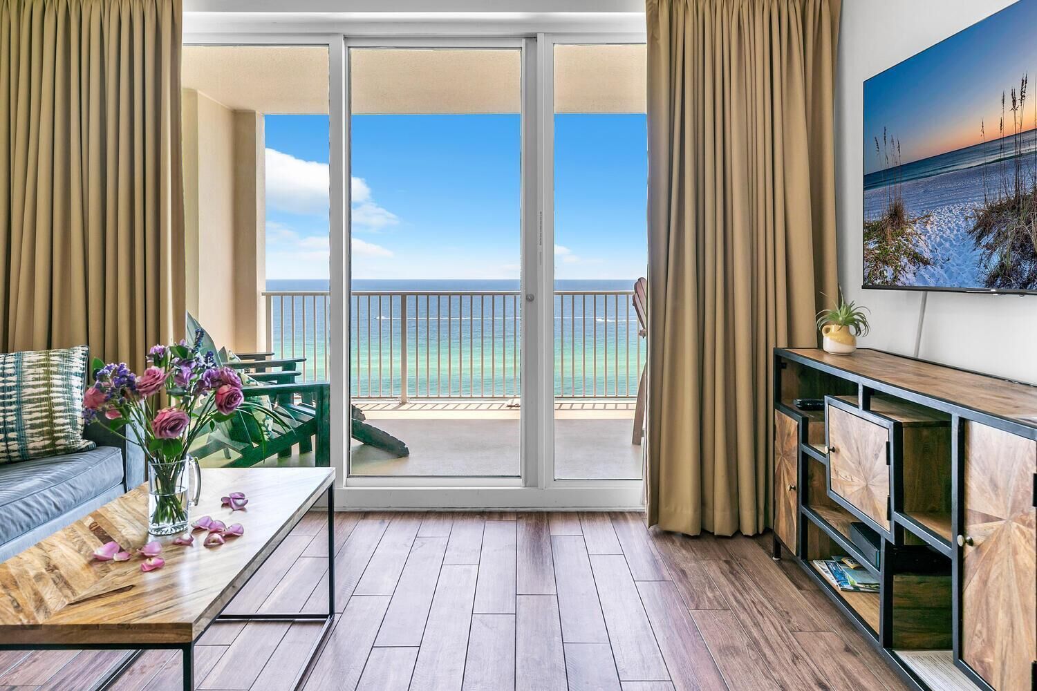 Apartamento, varias camas (Ocean Reef 1204) | Zona de estar | Una televisión