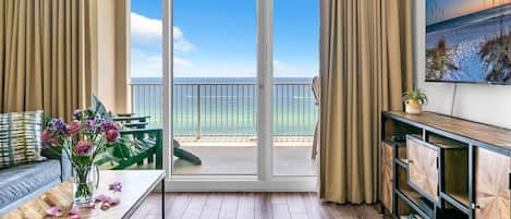 Apartamento, varias camas (Ocean Reef 1204) | Zona de estar | Una televisión