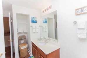 Apartment, Mehrere Betten (Ocean Reef 1204) | Badezimmer