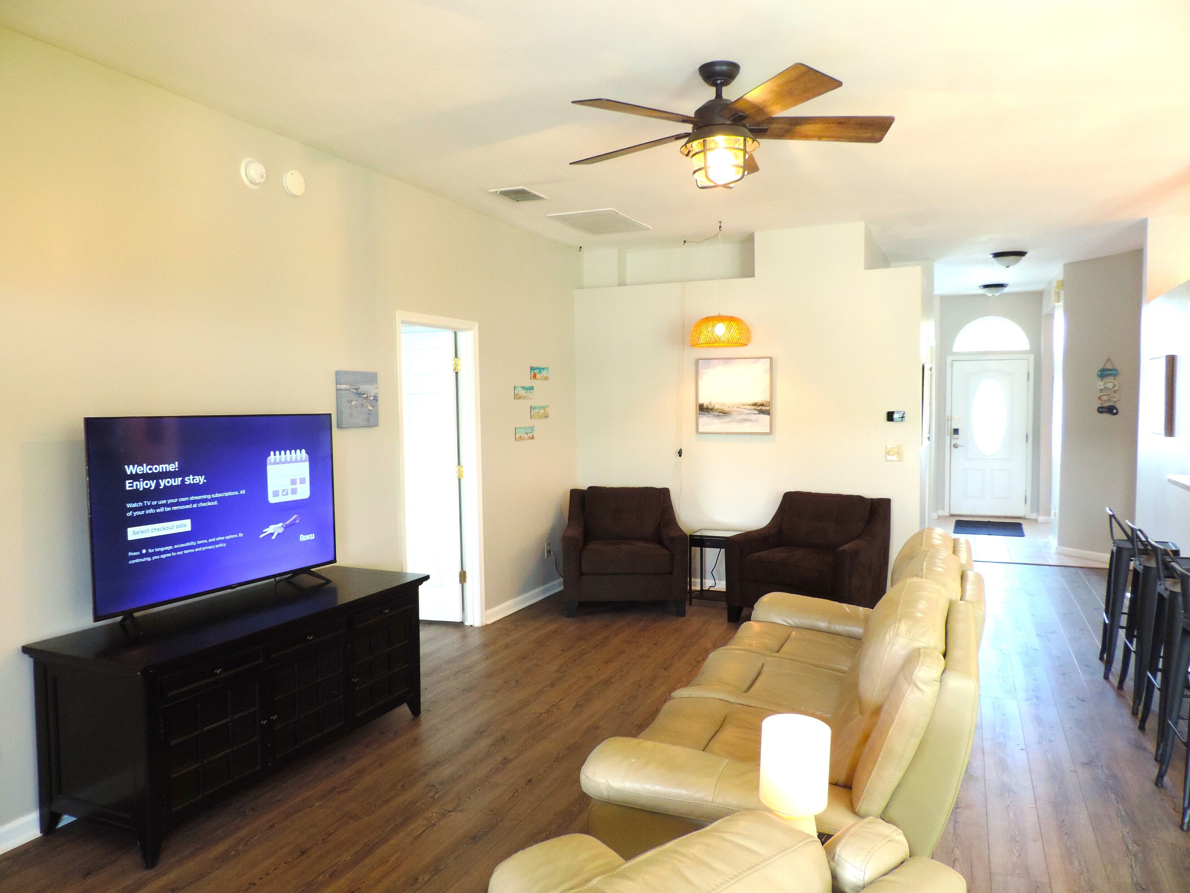 Stylish lake front retreat. Short drive to Beach, shopping, downtown, Mayo!