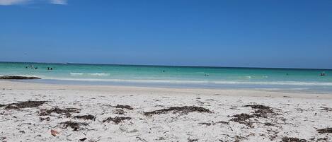 Chaises longues, serviettes de plage