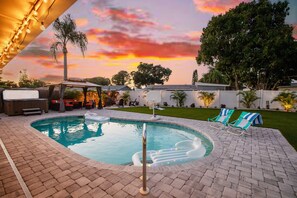 Outdoor pool - Happy Hacienda! Heated Pool-Hot Tub-King Beds-Resort Style Yard-Beach & IMG! (Bradenton)