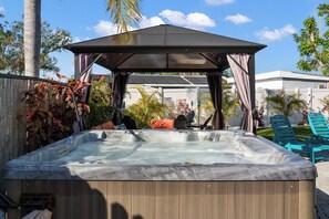 Outdoor spa tub - Happy Hacienda! Heated Pool-Hot Tub-King Beds-Resort Style Yard-Beach & IMG! (Bradenton)