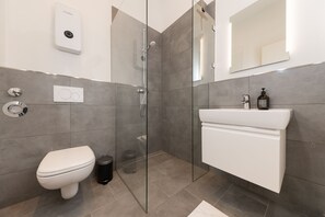 Een douche, een haardroger, handdoeken, zeep