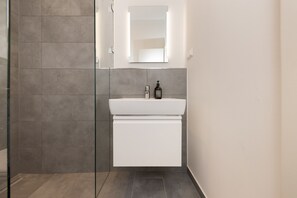Dusche, Haartrockner, Handtücher, Seife