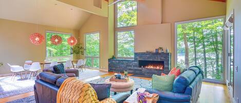 TV, caminetto, videogiochi, lettore DVD