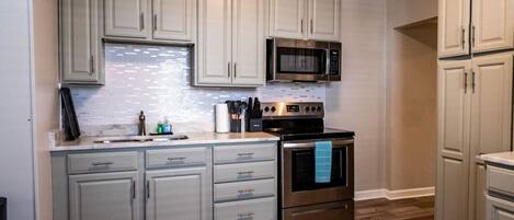 Réfrigérateur, micro-ondes, four, plaque de cuisson