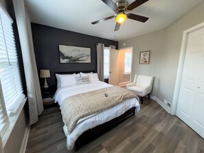 2 soverom, skrivebord, strykejern/-brett og wi-fi