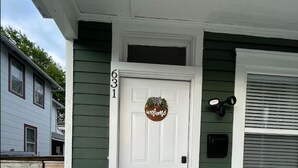 A house with a white door, a welcome sign, and a number 631. - Portsmouth 2BR/1BA Getaway (Portsmouth)
