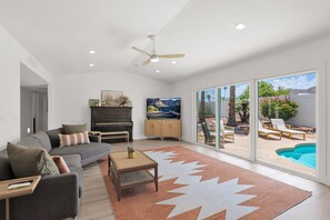Smart TV, fireplace, stereo - Desert Skies: FREE HEATED Pool, Hiking, Mountain Views + Adventure Gear Included (Phoenix)