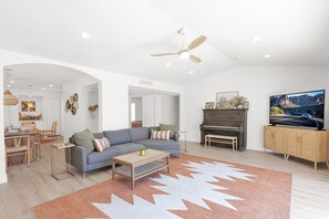 Smart-tv, eldstad och en stereo