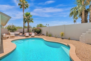 Outdoor pool - Desert Skies: FREE HEATED Pool, Hiking, Mountain Views + Adventure Gear Included (Phoenix)