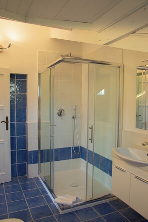 Shower, hair dryer, bidet, towels - Comfortable Living Space in Sorrento - red (Sant'Agnello)