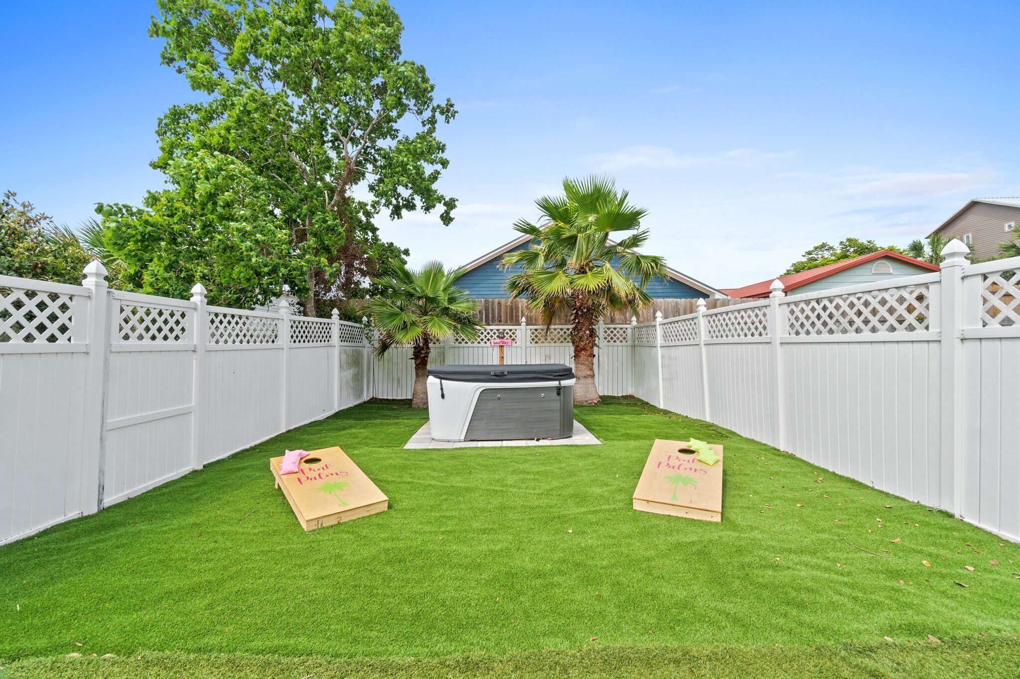 Escape to Paradise! 2 Bedrooms with a Hot Tub!