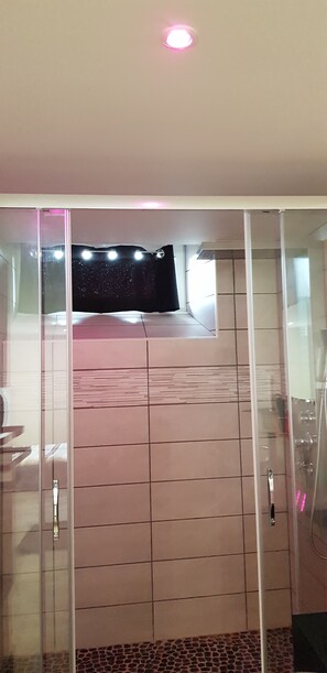 Douche, serviettes fournies, papier toilette