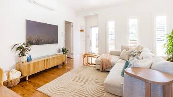 Smart TV, books, stereo