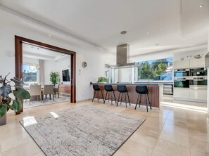 Kjøleskap og oppvaskmaskin