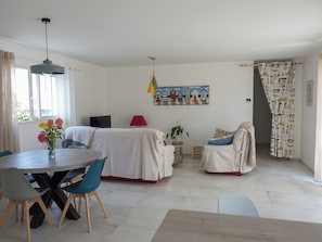 2 bedrooms, iron/ironing board, travel crib, free WiFi
