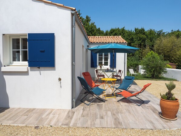 Outdoor dining - La Casa de Babou (Le Château-d'Oléron)