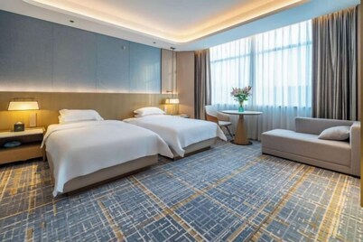 Luxury Blue Horizon Hotel (Wuxi Huishan Wanda Plaza)