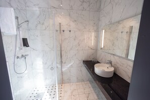 Comfort Double or Twin Room | Bathroom | Shower, hair dryer, towels - The Tide - Hotel (Moskenes)