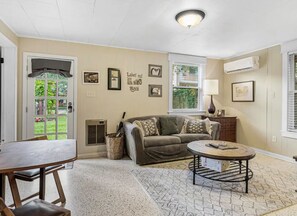 Smart TV, fireplace - One Bedroom one bath bungalow in the Lake Morton Historic District on Success. (Lakeland)