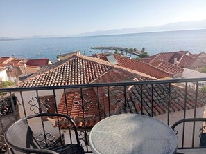 Property grounds - Your Koroni Escape Starts Here: Central Apartment near Zaga Beach and Tavernas. (Koroni)