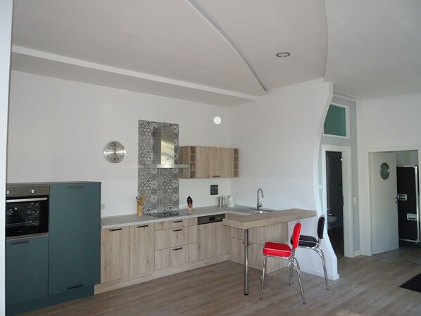 Kjøleskap, ovn, kokeplater og oppvaskmaskin