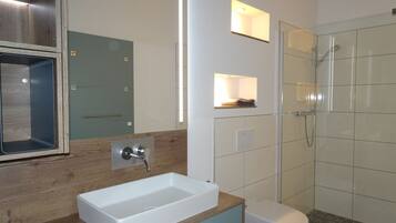 Dusch, handdukar och toalettpapper