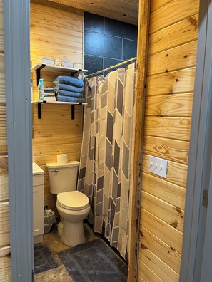 Dusj, hårføner, håndklær og toalettpapir