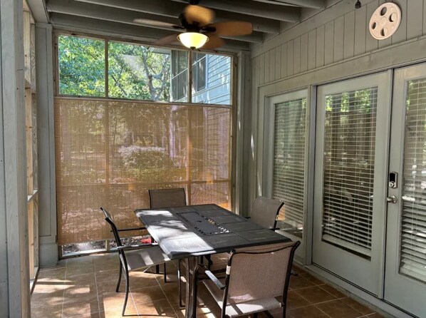 Outdoor dining - Golf course, 2 pools, gated community (North Myrtle Beach)