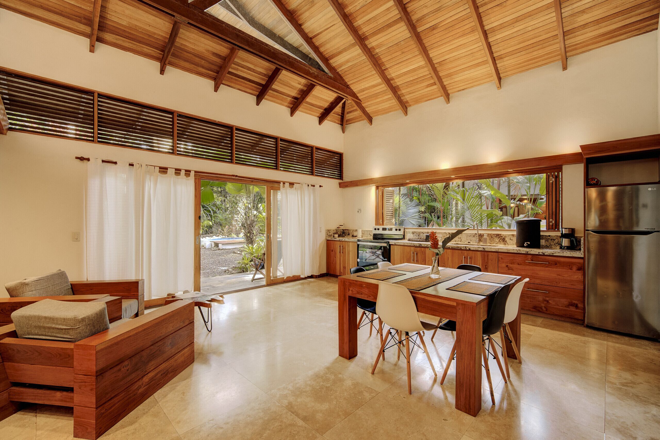 Køleskab, ovn, kaffe-/temaskine, køkkentøj/tallerkener/redskaber