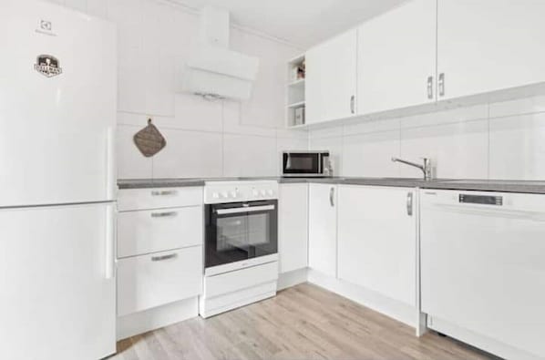 Kühlschrank, Mikrowelle, Ofen, Herdplatte